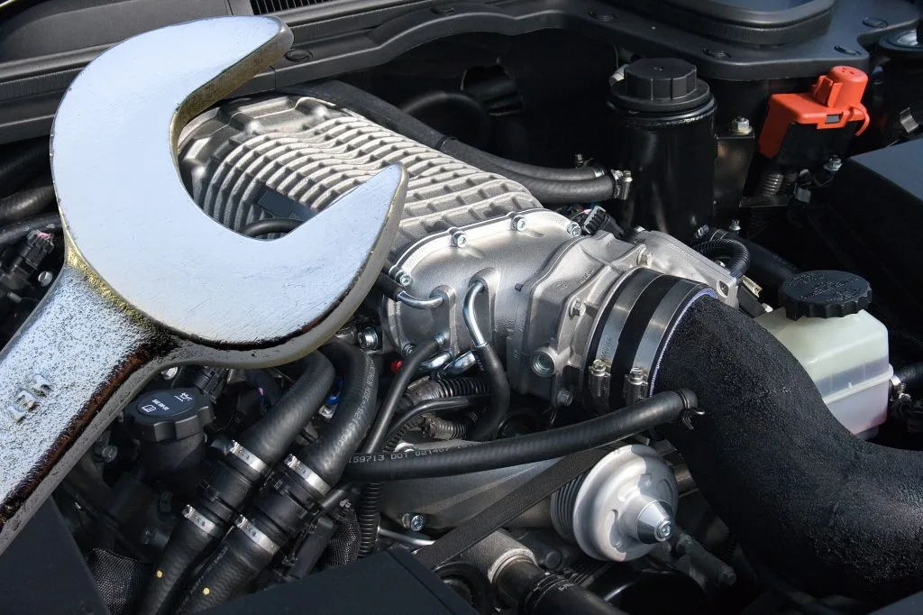 Klíč nad motorovým prostorem vozu